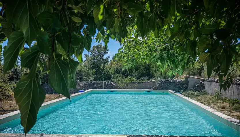 Piscine dans un gite de vacances enardeche